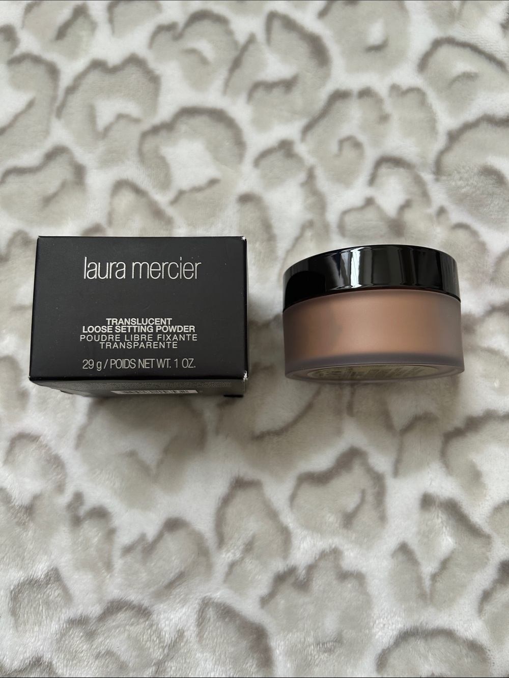 laura mercier Translucent Loose Setting Powder – Black & Cream Jar